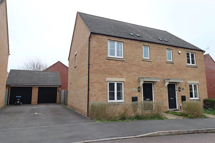 3 Bedroom Semi Detached House For Sale In Portland Court, Oakridge Park, Milton Keynes, MK14