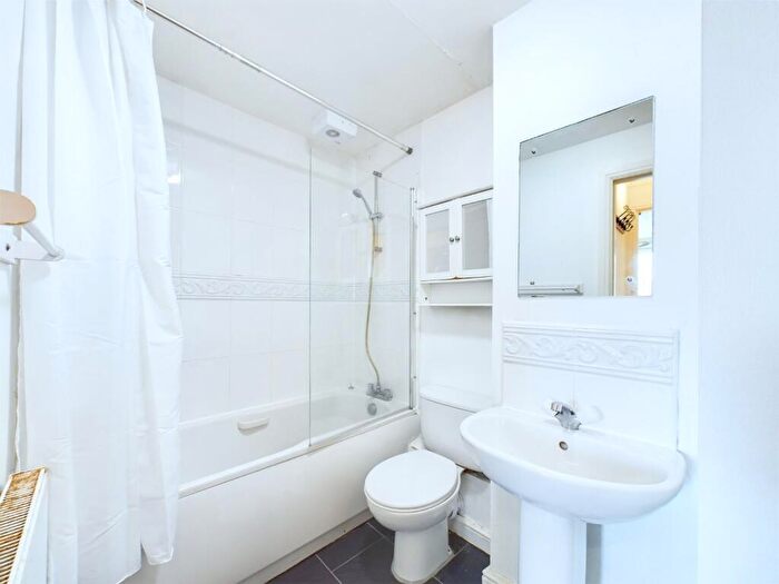 2 Bedroom Apartment To Rent In Ocean Drive, The Shore, Edinburgh, EH6