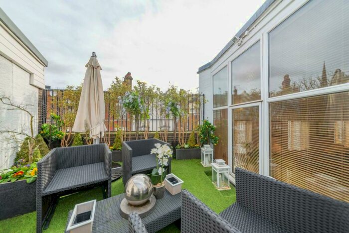 2 Bedroom Flat To Rent In The Mount, Hampstead, London, NW3