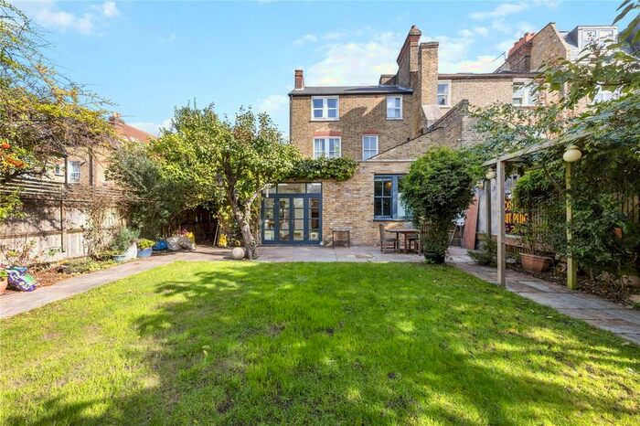 3 Bedroom Flat To Rent In Thrale Road, London, SW16