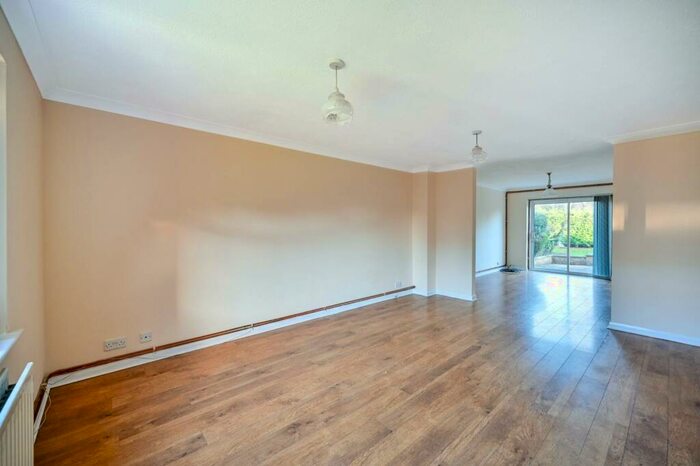 3 Bedroom Detached House To Rent In Palmerston Avenue, Langley, Slough, SL3