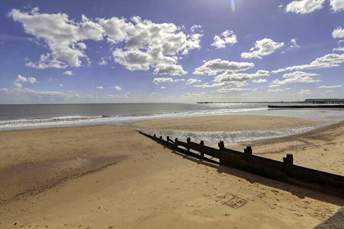 2 Bedroom Flat For Sale In Homelea, Walton On The Naze, CO14