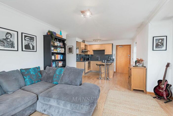 1 Bedroom Flat For Sale In Hermitage Road, East Grinstead, RH19
