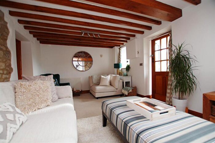 2 Bedroom Cottage To Rent In High Street, Wanborough, Swindon, SN4
