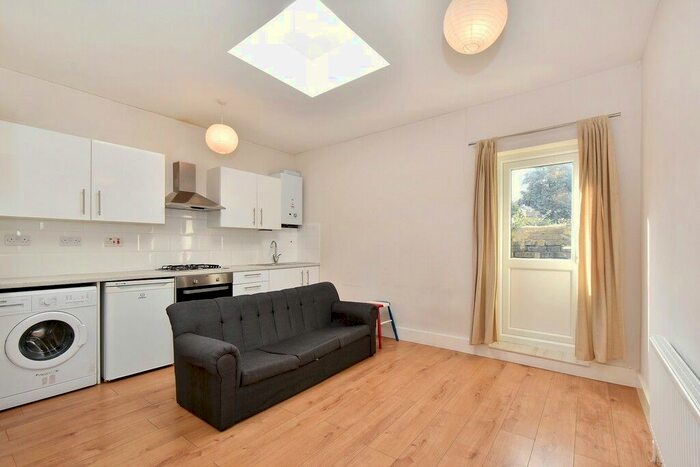 2 Bedroom Flat To Rent In North End Road, West Kensington, W14