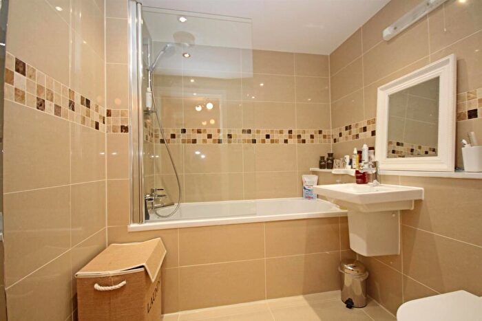 2 Bedroom Apartment To Rent In Waterhouse Lane, KT20