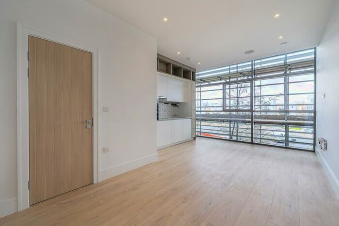 Apartment To Rent In Aviator Park Two Addlestone, KT15