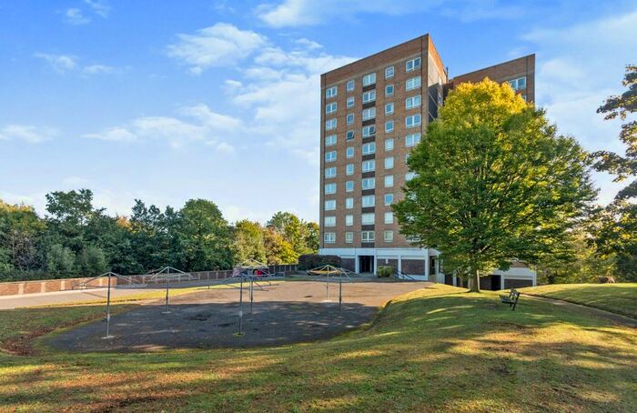 2 Bedroom Flat To Rent In Dome Way, Redhill, RH1