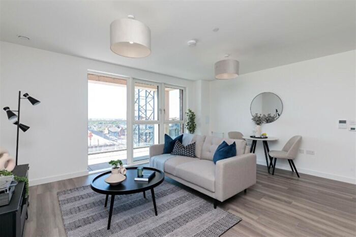 Flat To Rent In Thunderer Street, E13