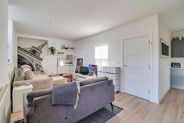 1 Bedroom Flat For Sale In London Road, Westcliff-On-Sea, SS0