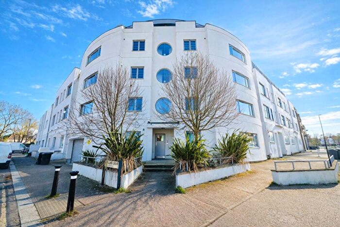 2 Bedroom Flat For Sale In Catford Hill, London, SE6