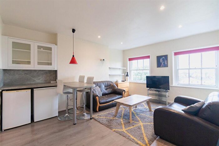 3 Bedroom Flat To Rent In Lansdown Crescent, Cheltenham, GL50