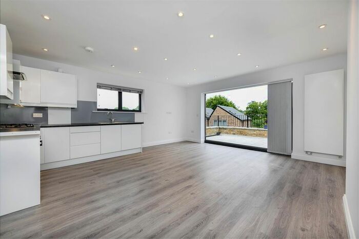 2 Bedroom Flat To Rent In Putney Bridge Road, London, SW15
