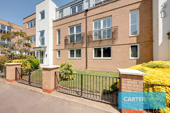 2 Bedroom Apartment For Sale In Rayleigh Road, Leigh On Sea, SS9