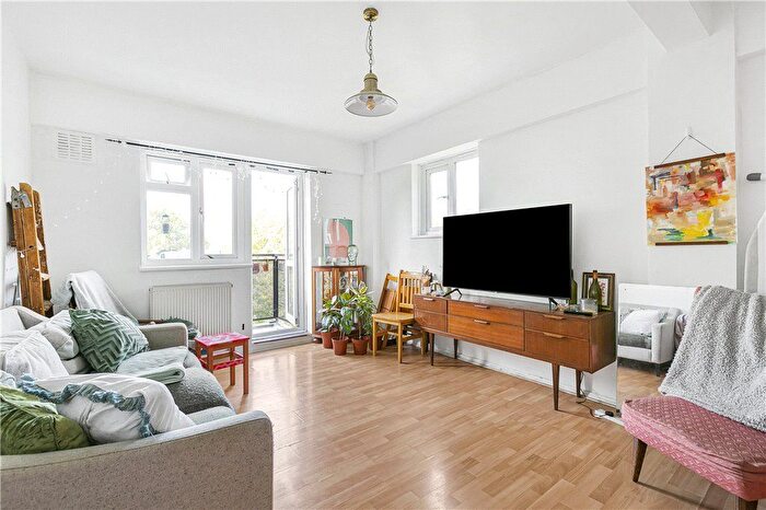 2 Bedroom Flat To Rent In Deepdene Gardens, London, SW2