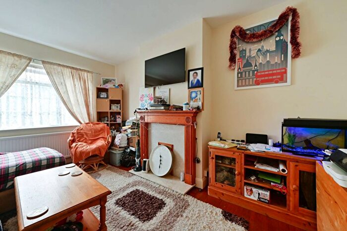 2 Bedroom Flat To Rent In Oakleigh Avenue, Surbiton, KT6