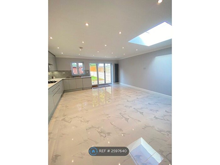 2 Bedroom Flat To Rent In Hounslow, Hounslow, TW3