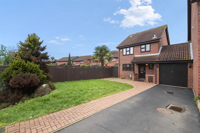 3 Bedroom Link Detached House For Sale In Chirk Close, Hayes, UB4