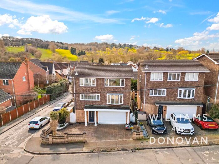 4 Bedroom Detached House For Sale In Fernlea Road, South Benfleet, SS7