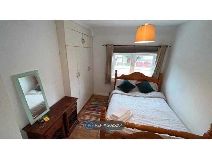 4 Bedroom Semi Detached House To Rent In Ealing Road, Brentford, TW8