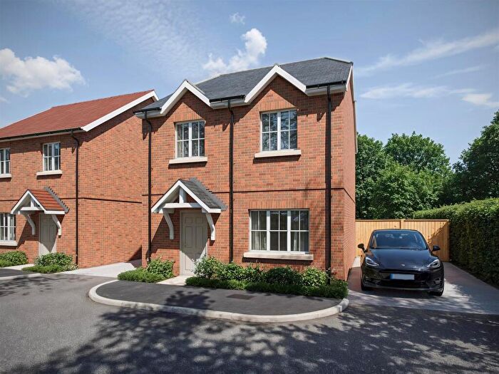 2 Bedroom Detached House For Sale In The Lakes, Swanmore, SO32