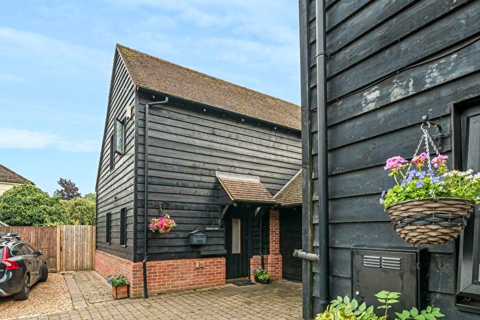 3 Bedroom Link Detached House For Sale In Grange View, Askett, Buckinghamshire, HP27