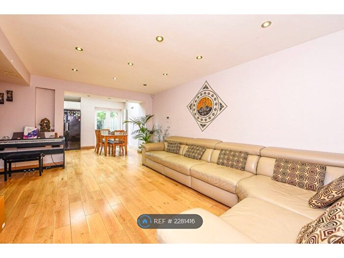 4 Bedroom End Of Terrace House To Rent In Hollygrove Close, Hounslow, TW3
