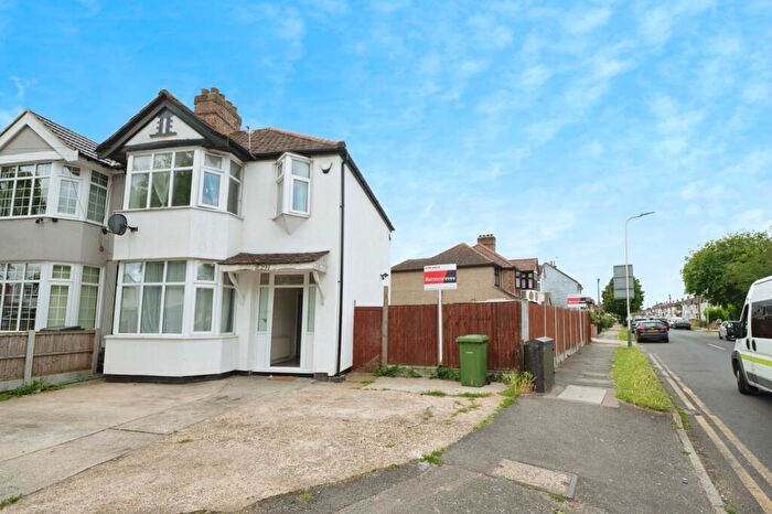 3 Bedroom End Of Terrace House For Sale In Mawney Road, Romford, RM7
