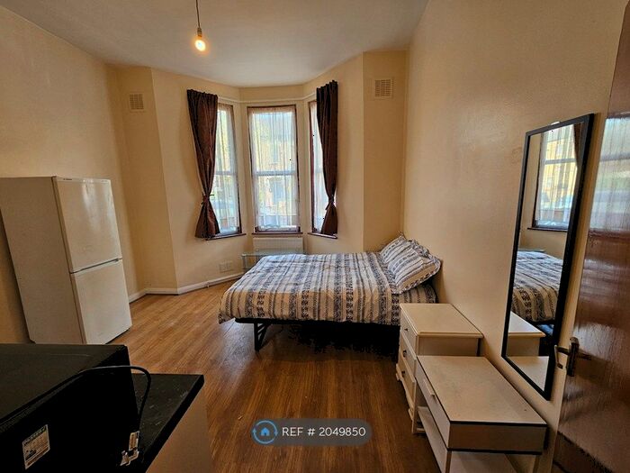 Studio To Rent In Belmont Road, London, N15