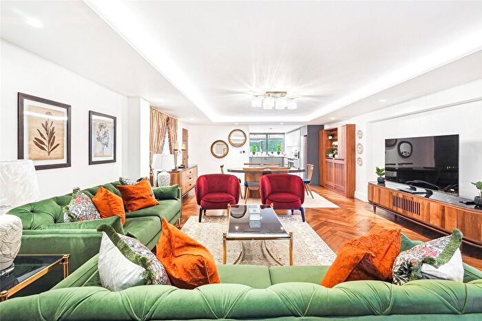 3 Bedroom Flat To Rent In Hertford Street, London, W1J