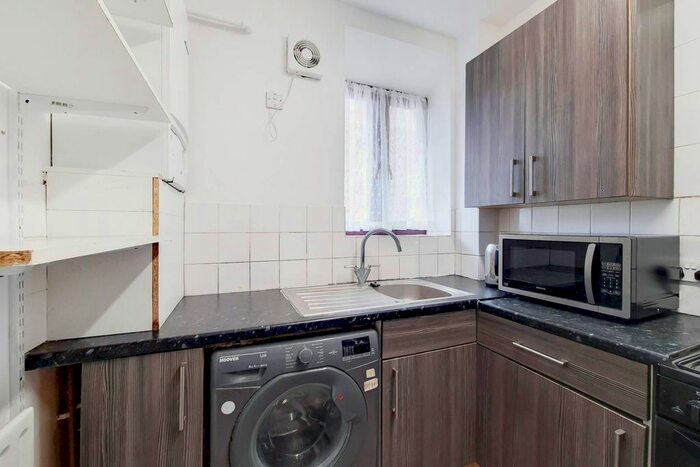 3 Bedroom Flat To Rent In Harrington Hill, Hackney, London, E5