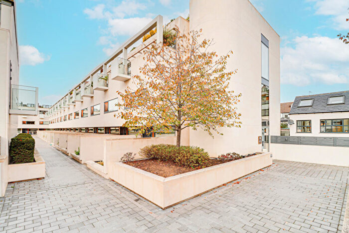 2 Bedroom Flat To Rent In Gabriel Square, St. Albans, AL1