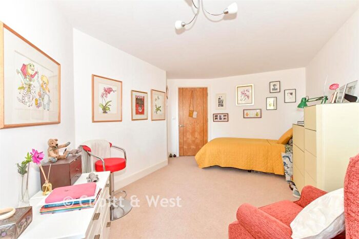 2 Bedroom Flat For Sale In Beaconsfield Road, Waterlooville, Hampshire, PO7
