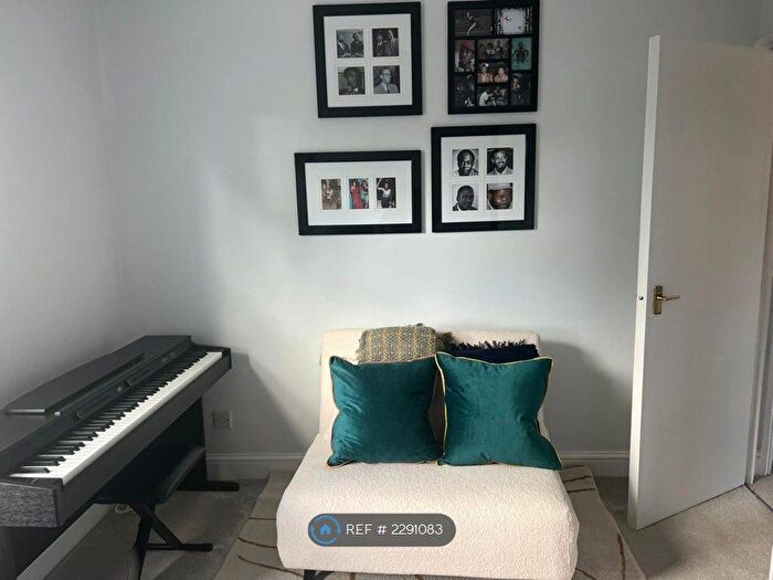 2 Bedroom Maisonette To Rent In Second Floor, London, W12