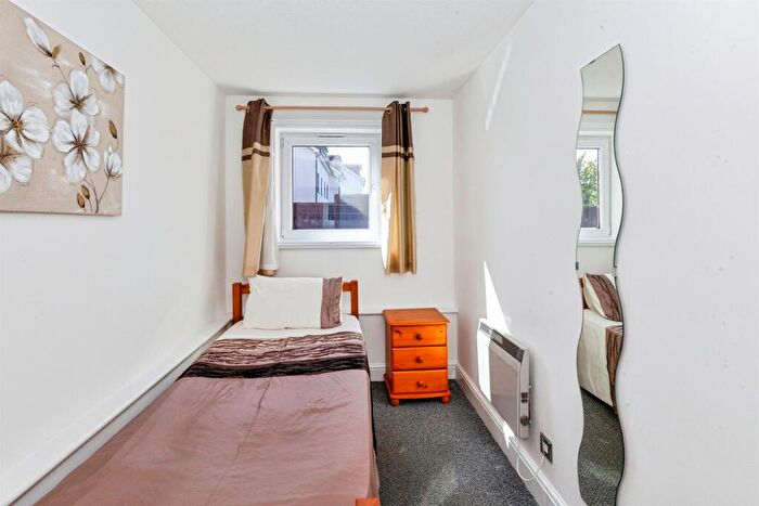 2 Bedroom Flat For Sale In Grove Close, Slough, SL1