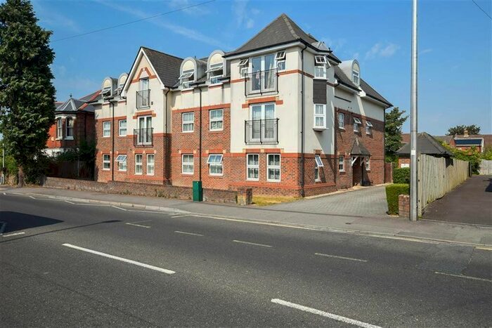 2 Bedroom Flat To Rent In Winchester Road, Shirley, Southampton, SO16