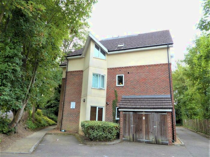 2 Bedroom Apartment To Rent In St. Lukes Road, Whyteleafe, CR3