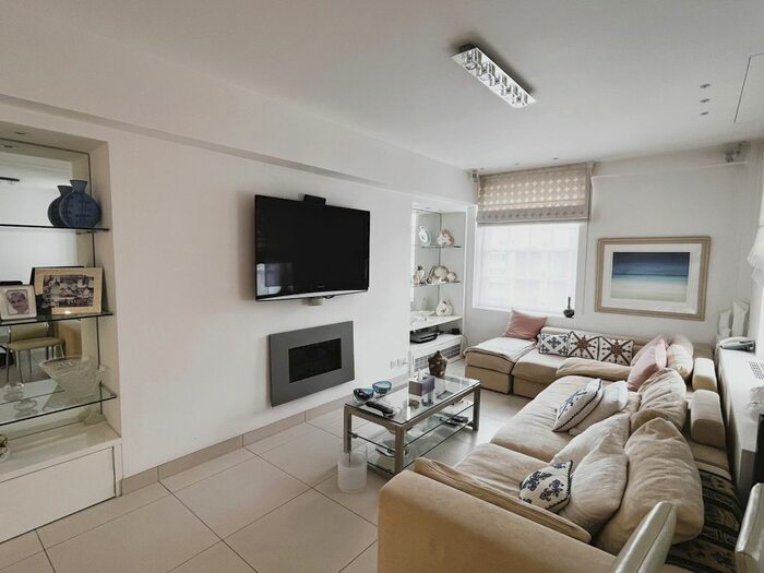 3 Bedroom Flat To Rent In Portman Square, Marylebone, London, W1H