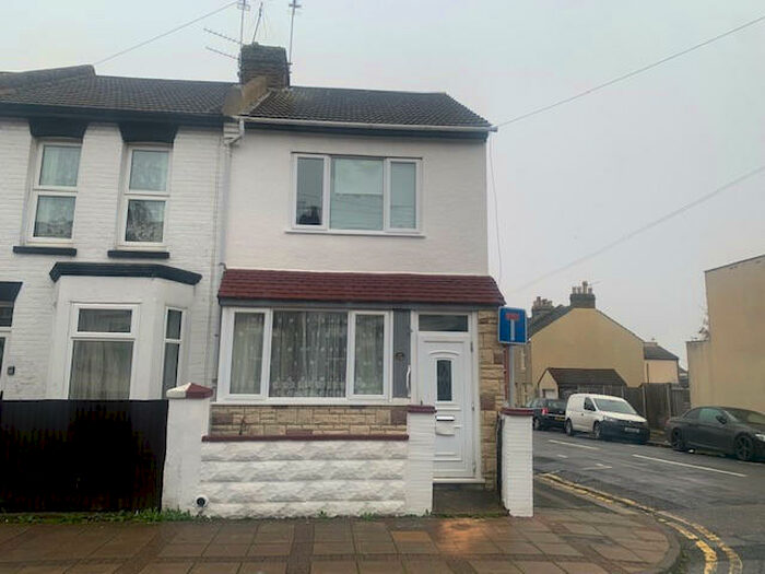 3 Bedroom End Of Terrace House To Rent In May Road, Gillingham, Kent, ME7