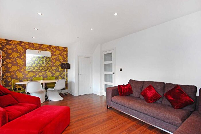 3 Bedroom Maisonette To Rent In St Philips Road, Dalston, E8