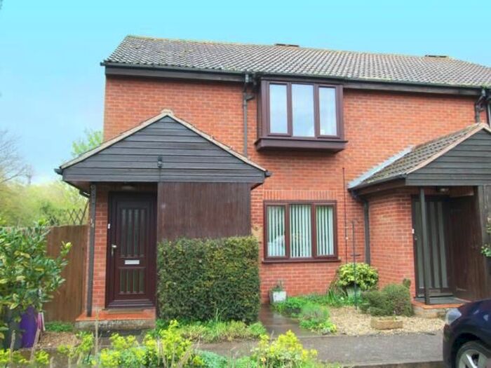 2 Bedroom Maisonette To Rent In Millstream Close, Hitchin, SG4