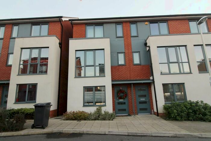 3 Bedroom Town House To Rent In Midgham Way, Reading, RG2