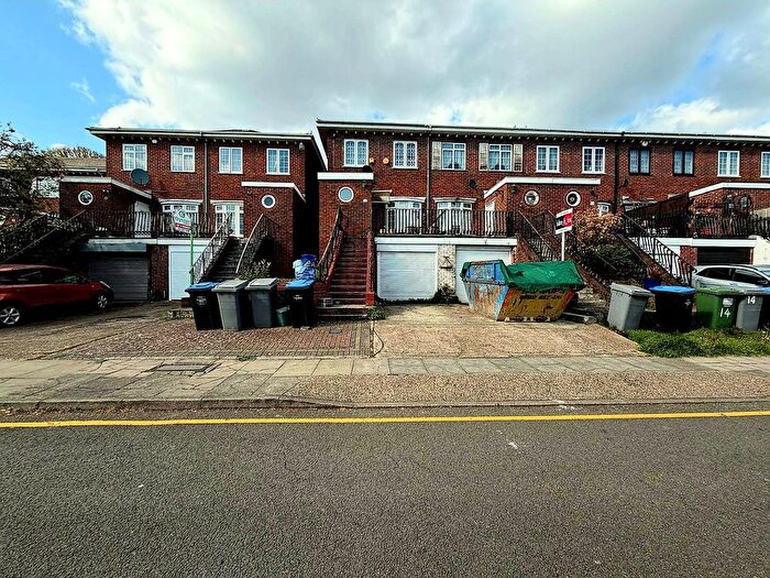 3 Bedroom Barn Conversion For Sale In Lantern Close, Wembley, HA0