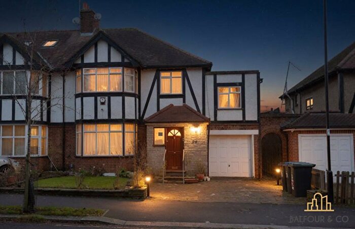 4 Bedroom Semi-Detached House For Sale In Queen Elizabeths Drive, Southgate, N14