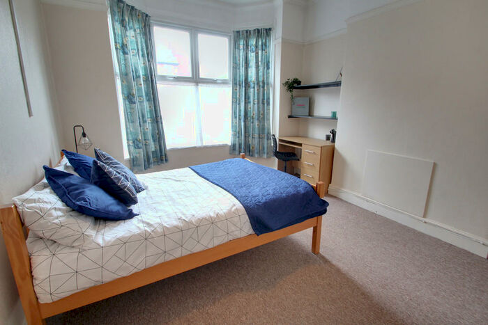5 Bedroom Town House To Rent In Glenfield Road, Leicester, LE3