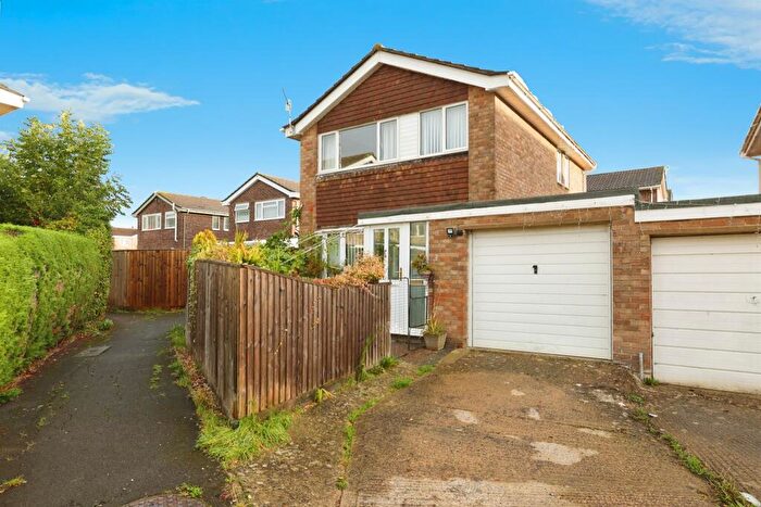 3 Bedroom Link Detached House For Sale In Wyvern Avenue, Calne, SN11