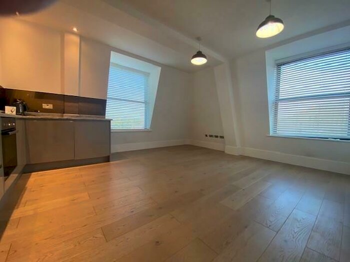 1 Bedroom Flat To Rent In Minorca Road, Weybridge, KT13