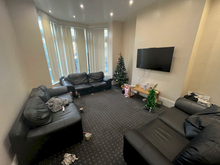 10 Bedroom Semi-Detached House To Rent In Kirkstall Lane, Leeds, West Yorkshire, LS6