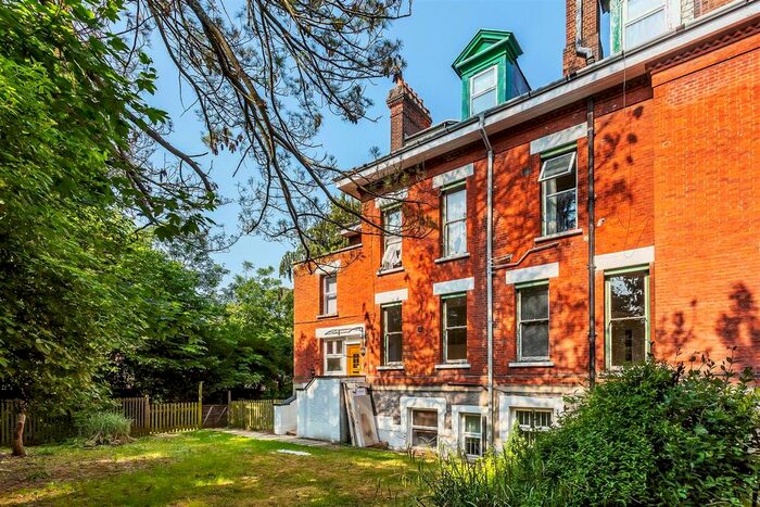 2 Bedroom Flat To Rent In Bramley Hill, South Croydon, CR2