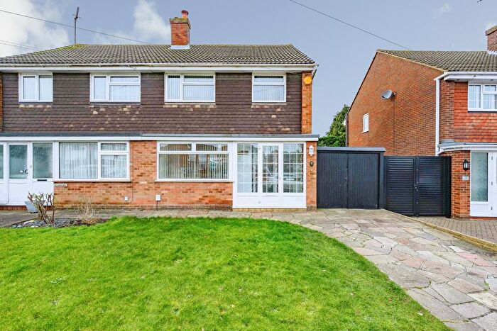 3 Bedroom Semi Detached House For Sale In Torquay Drive, Luton, LU4